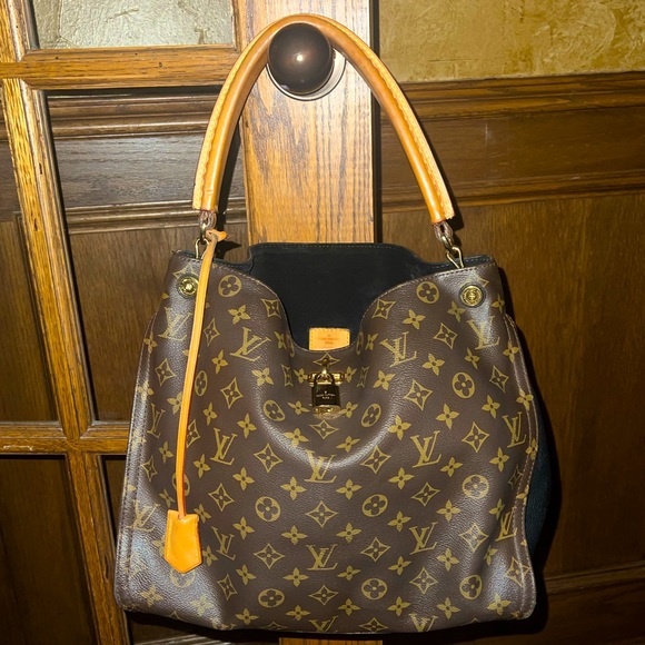 Beautiful Louis Vuitton Gaia. - Picture 1 of 13